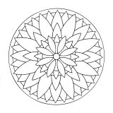Kostenloses Mandala mit einer perfekt symmetrischen Blume